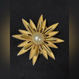 Vintage gold tone brooch large fake pearl
